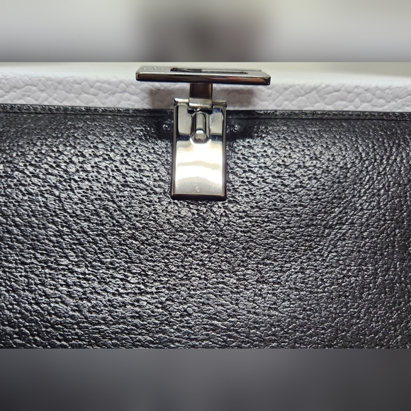 GUCCI G Hardware with Hook Black Pebble Grain Wallet - Picture 8 of 16